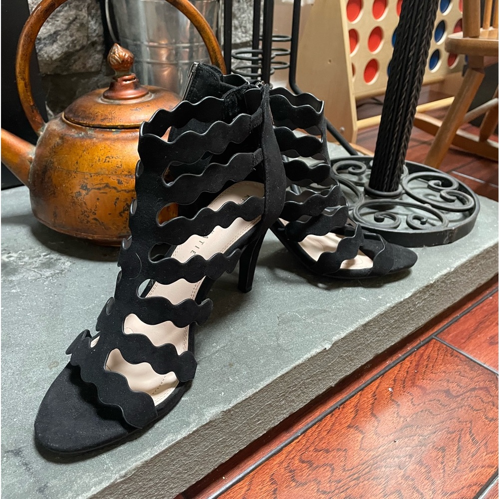 Kelly & Katie ankle high pump